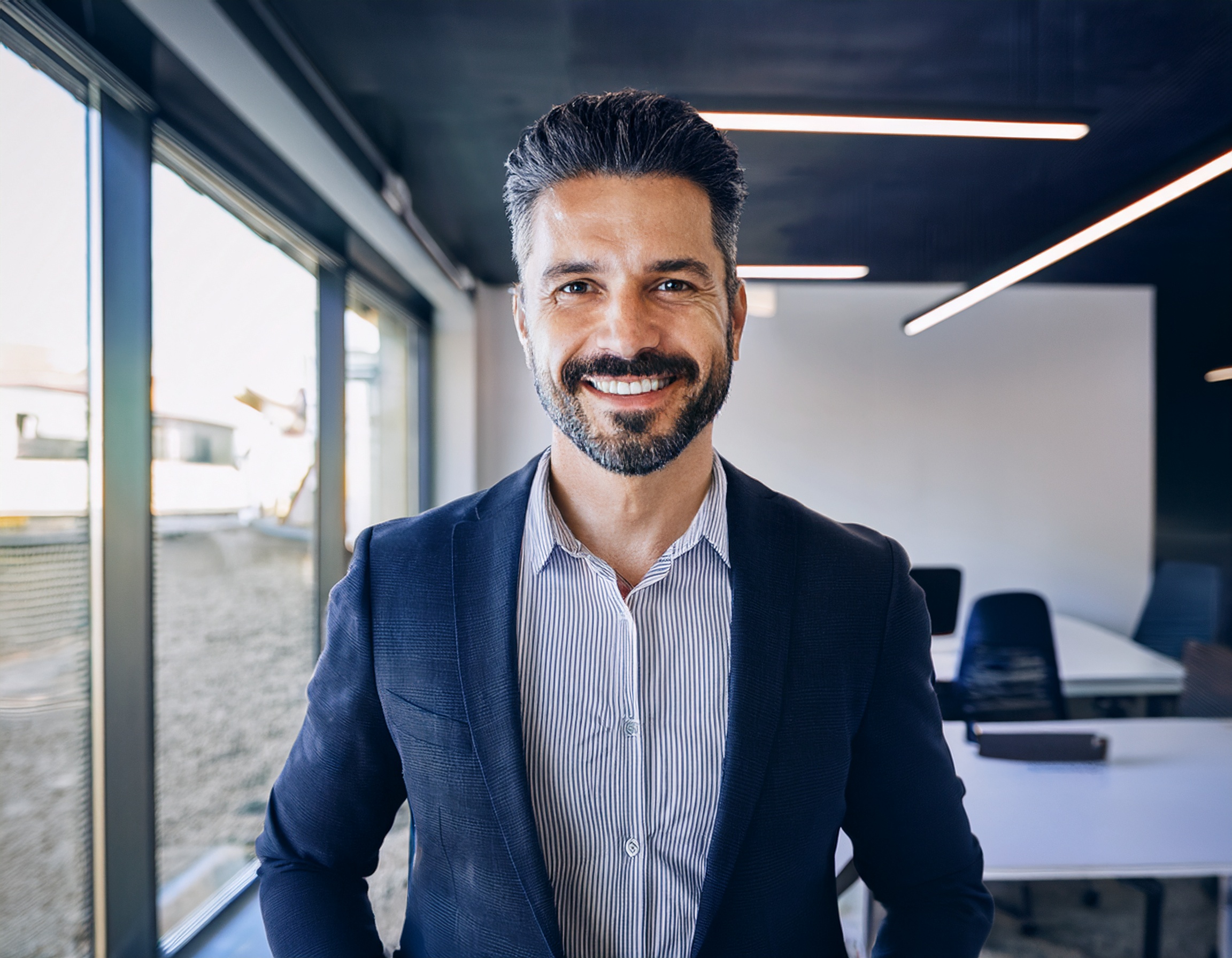 Person mit professionellem Auftreten und sympathischem Lächeln