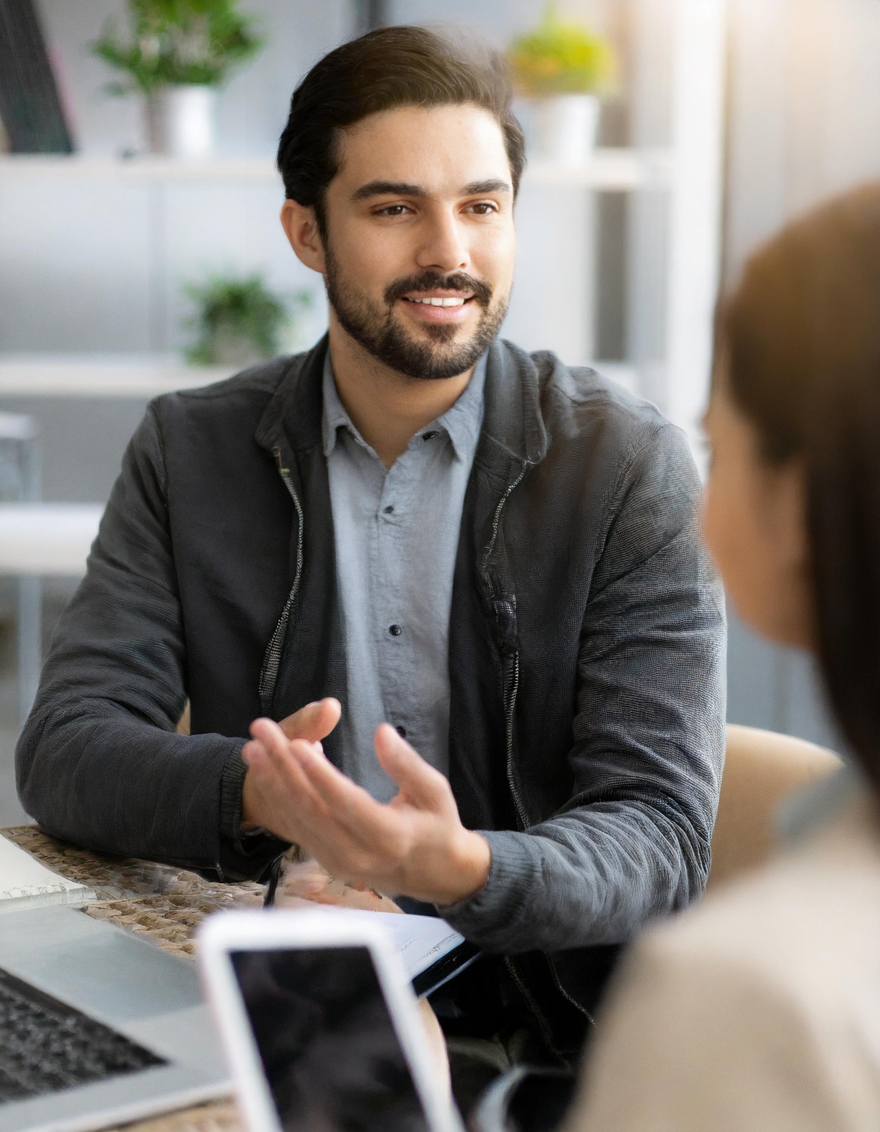 Person mit einem einladenden und kommunikativen Ausdruck
